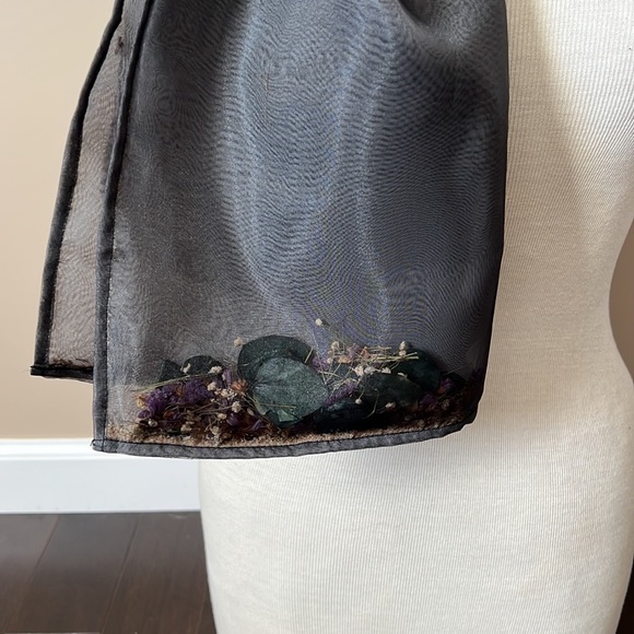 NWT Karin Varvar hand crafted sheer gray scarf w/dried flowers at ends - Picture 7 of 7
